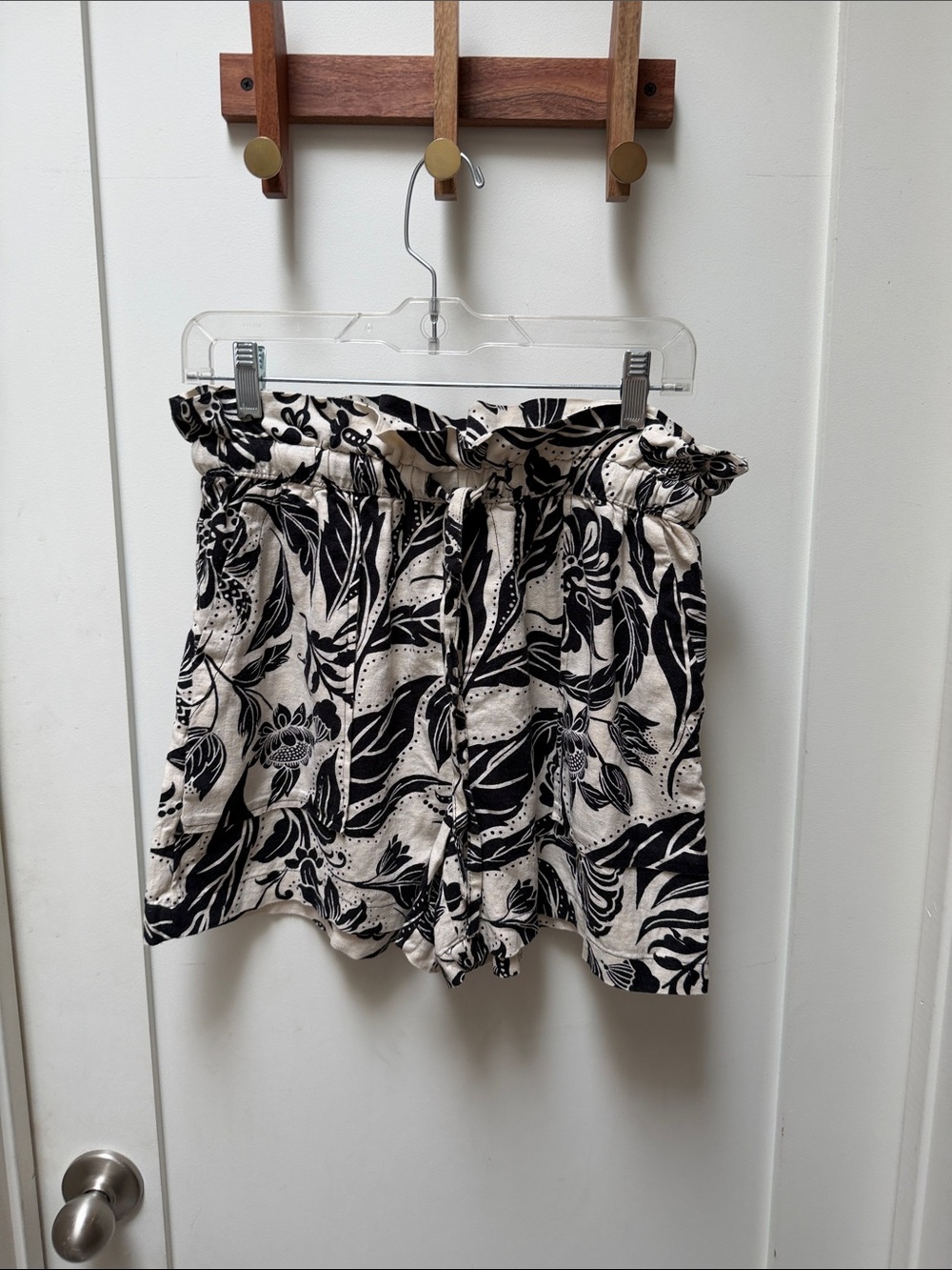 Who What Wear Black & Cream Floral Paperbag Waist Shorts